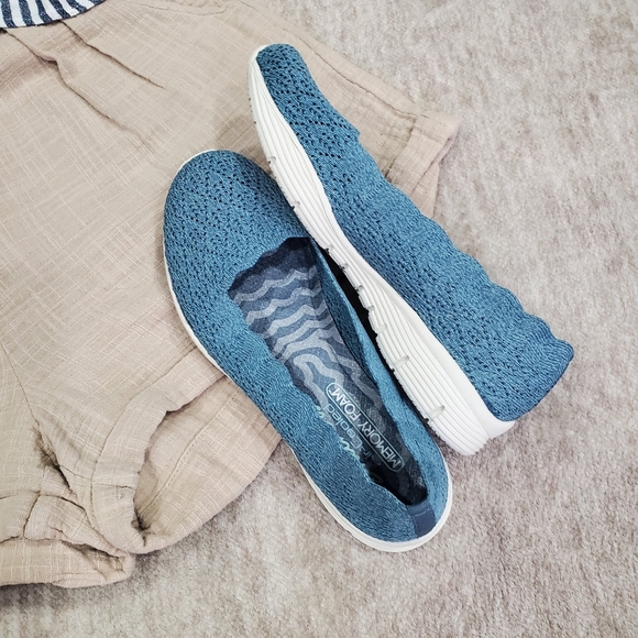 Sneakers Striped Blue Top. - Picture 2 of 9